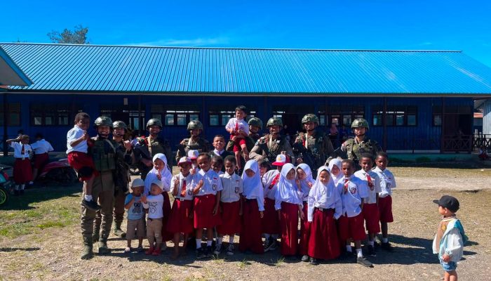 Patroli Dialogis Satgas Operasi Damai Cartenz di Oksibil Buka Ruang Dialog dengan Warga dan Siswa Sekolah Dasar