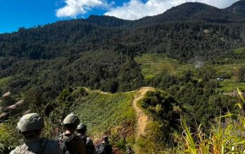Patroli Dialogis dan Layanan Kesehatan Warnai Kegiatan Satgas Ops Damai Cartenz-2026 di Distrik Sinak
