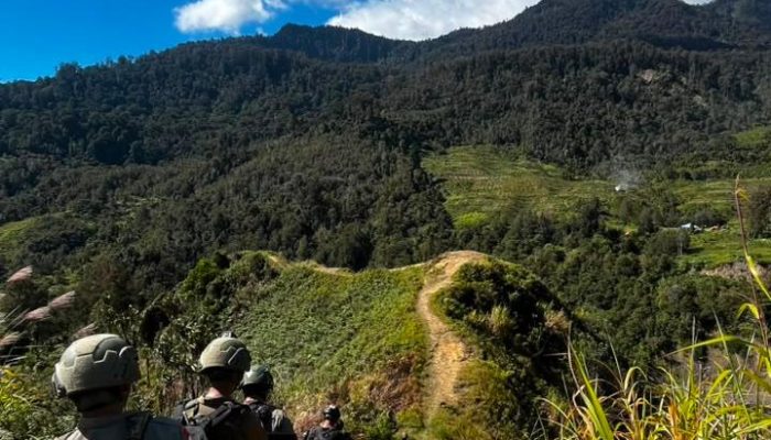 Patroli Dialogis dan Layanan Kesehatan Warnai Kegiatan Satgas Ops Damai Cartenz-2026 di Distrik Sinak